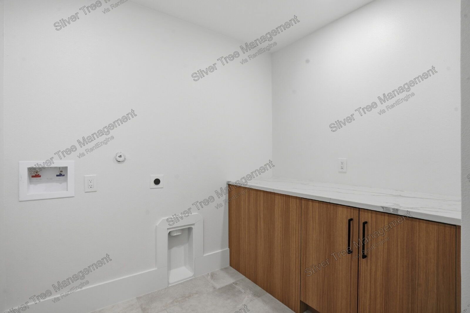 Welcome to this brand-new modern townhome located in a gated Dallas community! property image