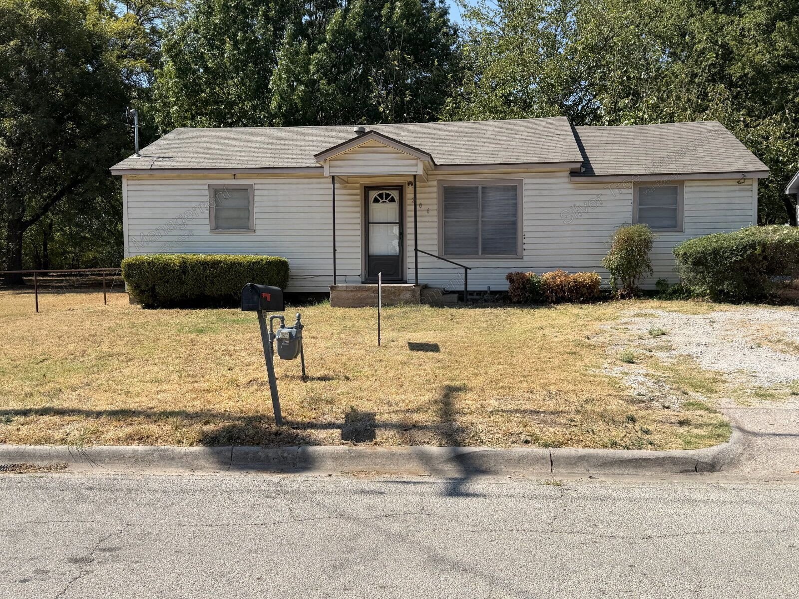 Charming 3-Bedroom Home in Bowie with Spacious Yard. property image