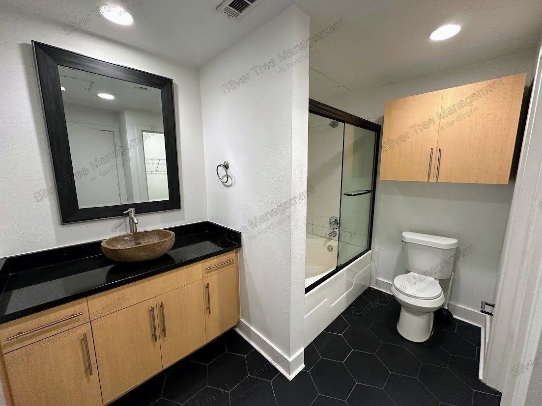 Beautiful 1-bed, 1-bath condo with a garage! property image