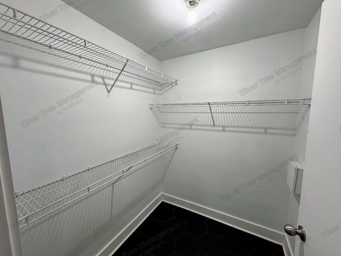 Beautiful 1-bed, 1-bath condo with a garage! property image
