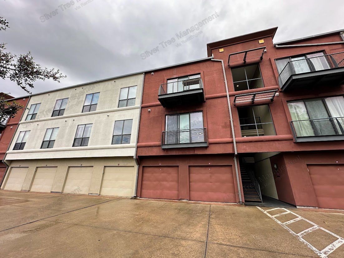 Beautiful 1-bed, 1-bath condo with a garage! property image
