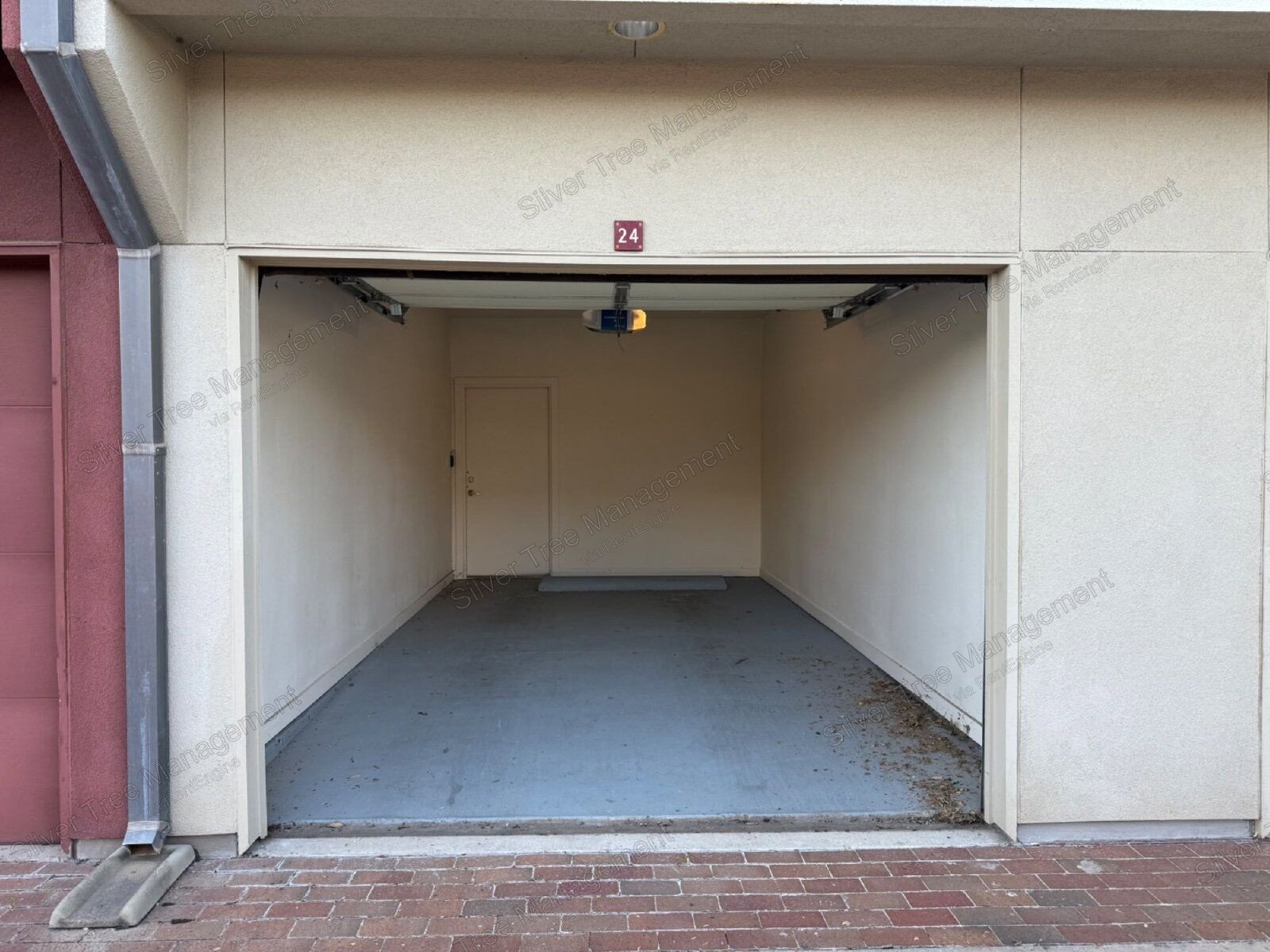 Beautiful 1-bed, 1-bath condo with a garage! property image
